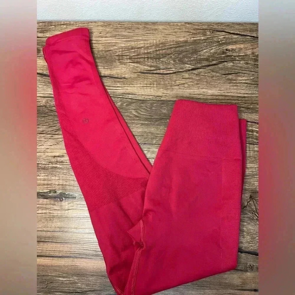 Lululemon Zone In Tight Cranberry Size 8 - Picture 1 of 4